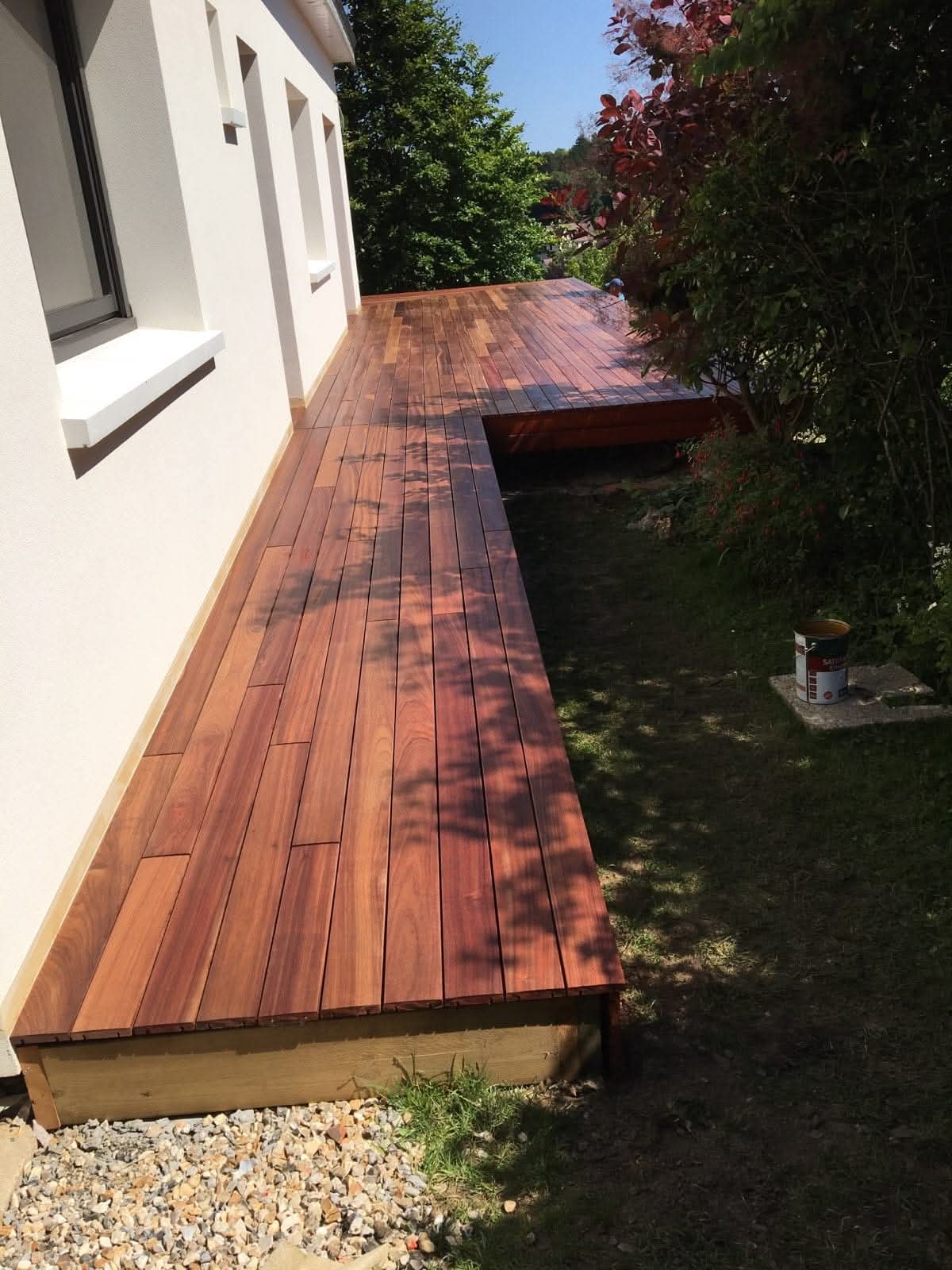 Après : terrasse en bois exotique ipé finie le long d'une villa blanche en Normandie — Dagicour