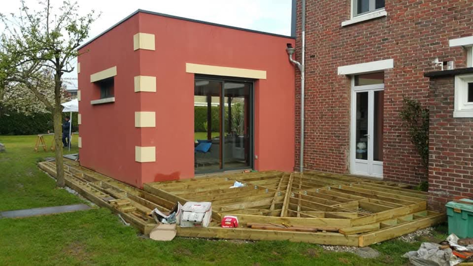Avant : ossature bois brute au sol devant la même extension avant pose de la terrasse composite — Dagicour