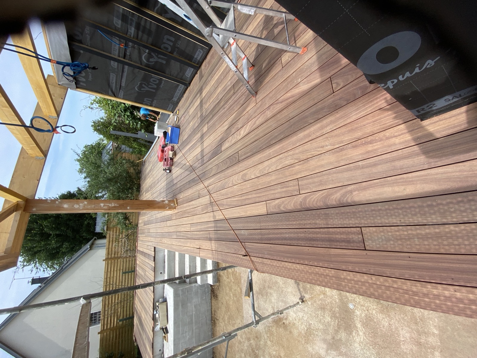 Terrasse en bois exotique sous pergola en cours de construction — chantier Dagicour