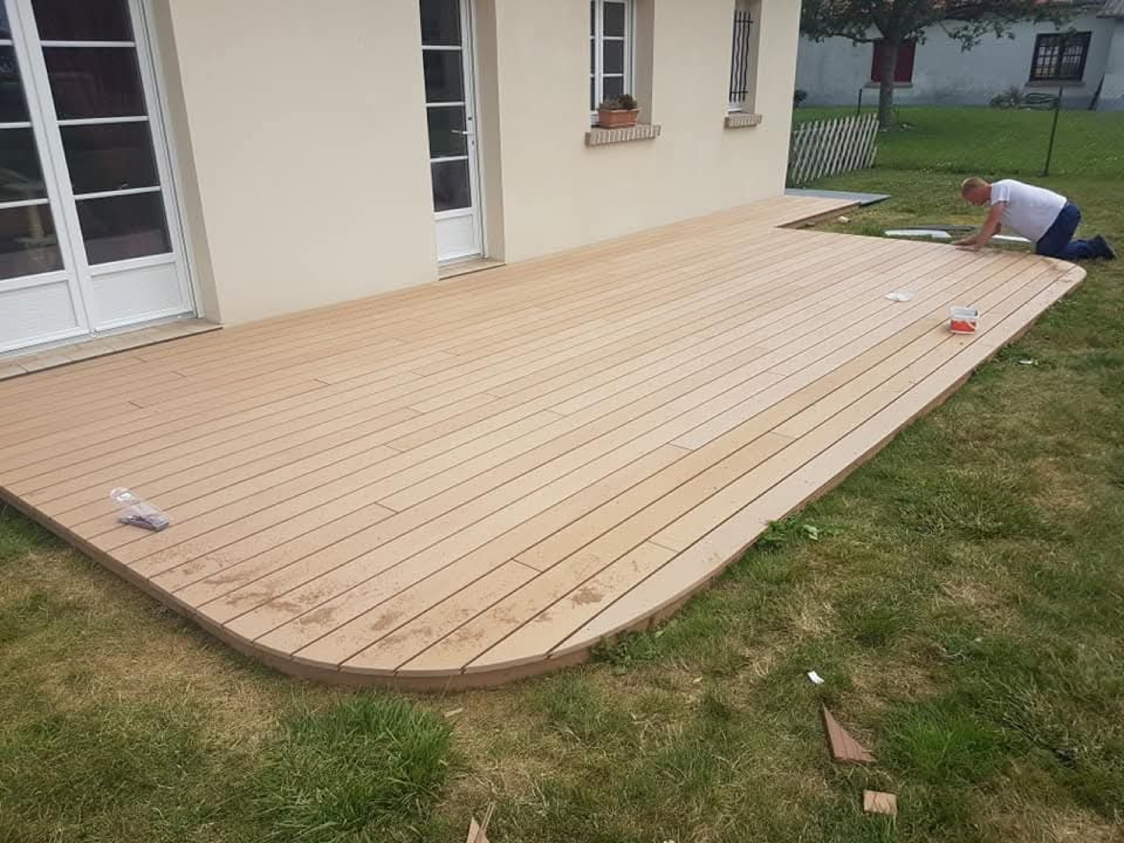 Terrasse composite beige aux angles arrondis, finition soignée — réalisation Dagicour Seine-Maritime
