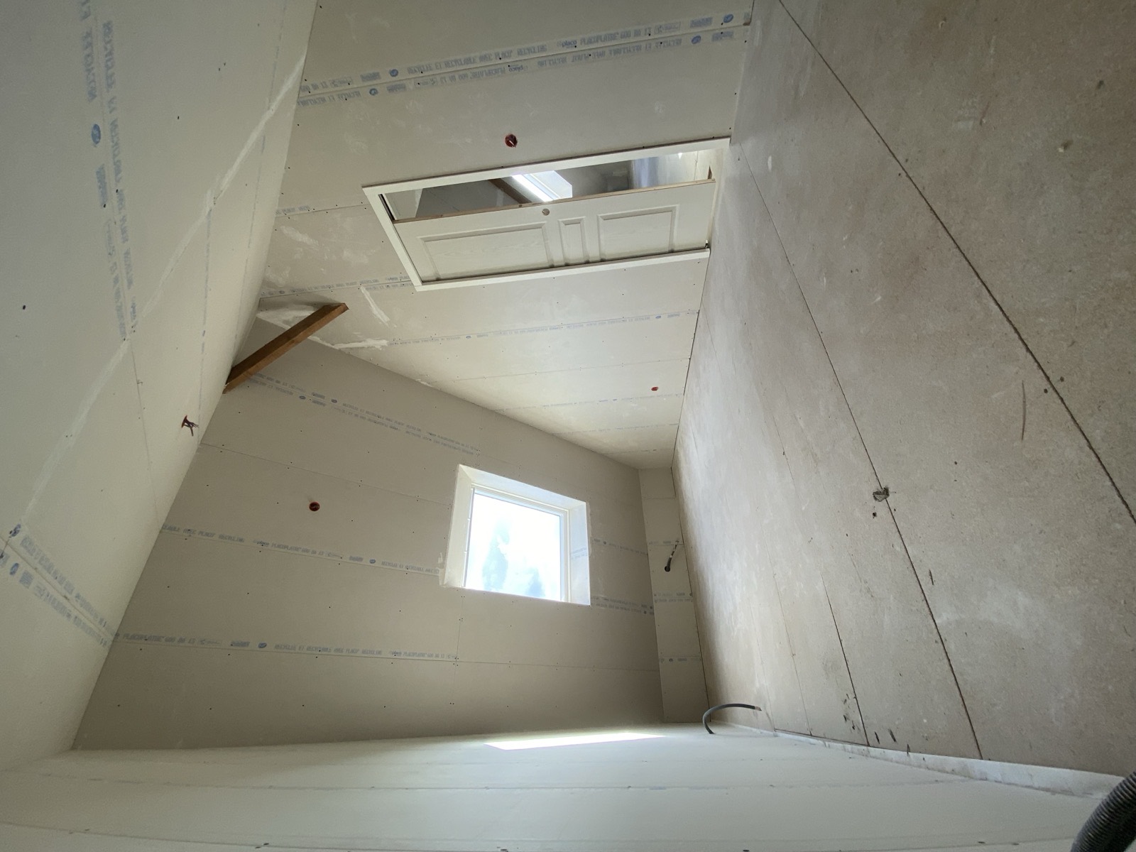 Avant travaux : combles à l'état de plâtrerie brute, velux et porte, avant peinture et pose du parquet — Dagicour