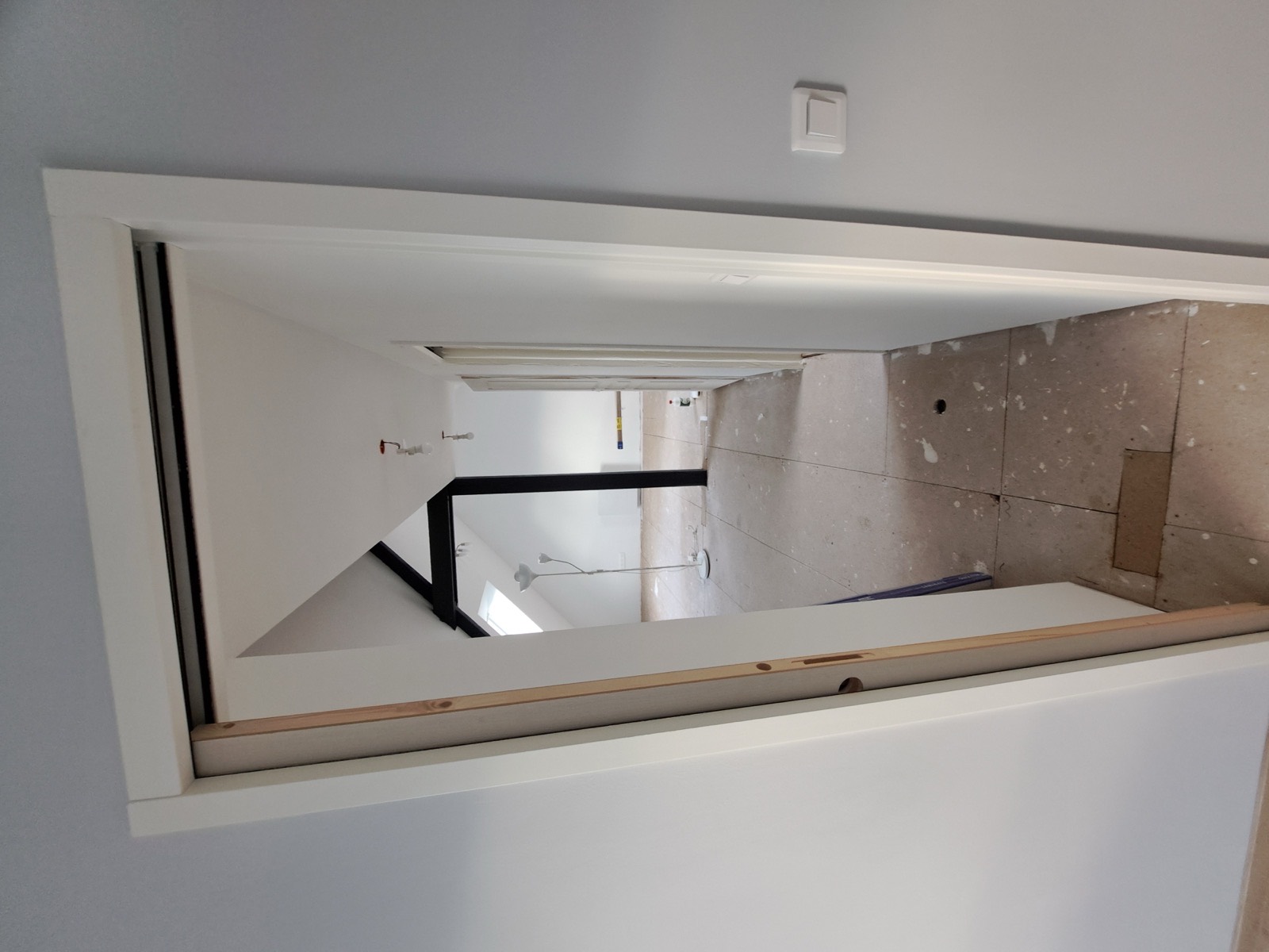 Couloir sous combles menant à la pièce principale avec poutre d'ossature noire apparente, Dagicour