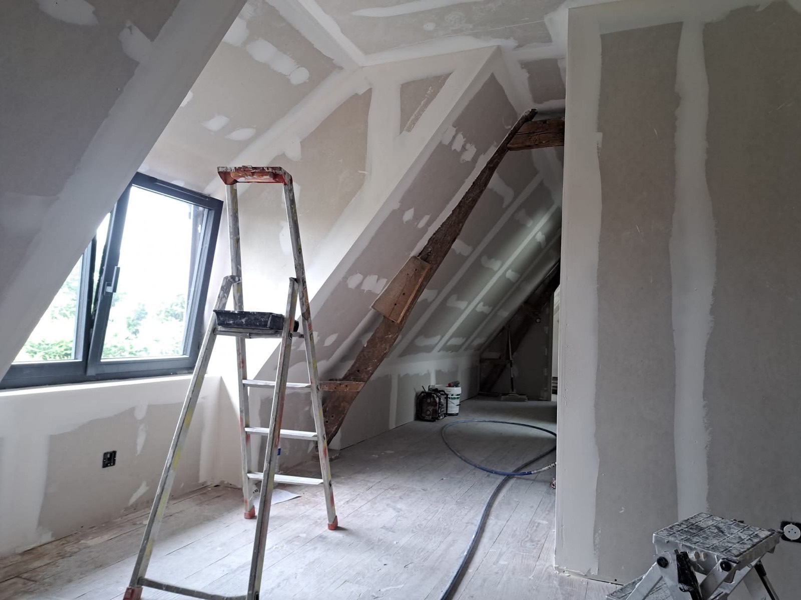 Autre chantier de combles en cours de plâtrerie avec charpente ancienne apparente, Seine-Maritime